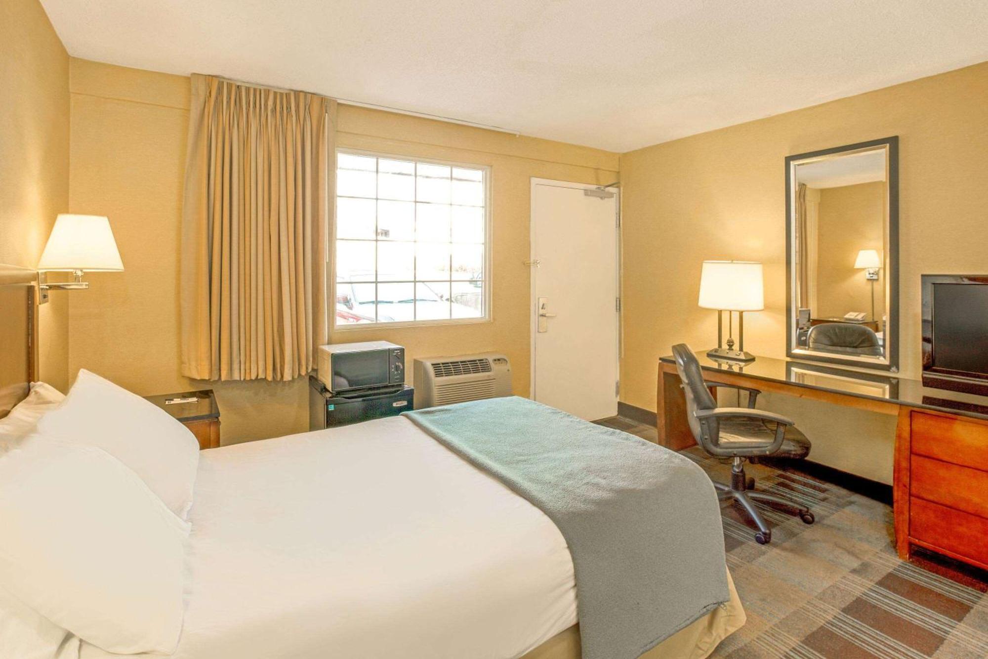 Travelodge By Wyndham Silver Spring Exterior photo