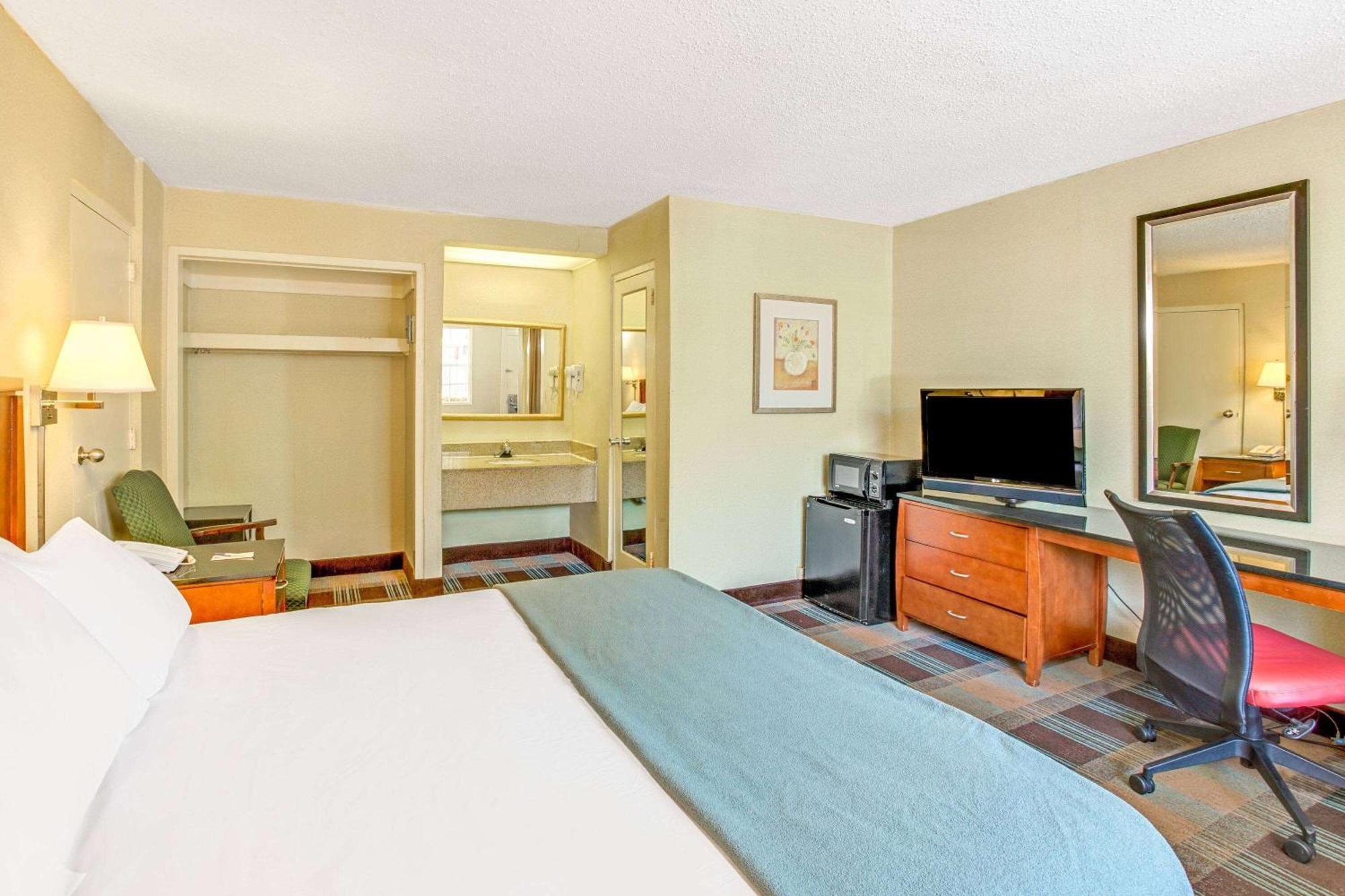 Travelodge By Wyndham Silver Spring Exterior photo